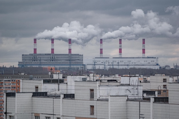 Fumaça emitida pela fábrica contra um céu nublado