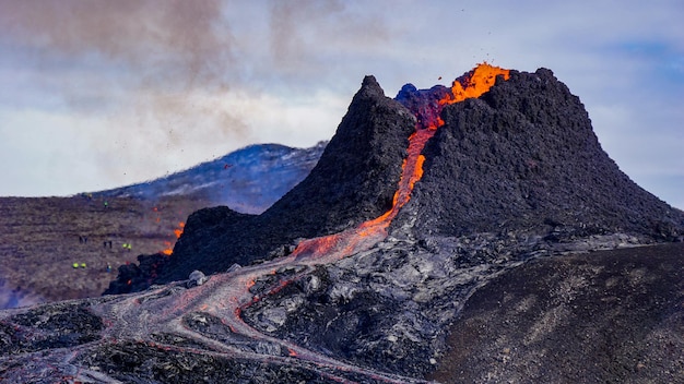 Fumaça emitida por uma montanha vulcânica à noite
