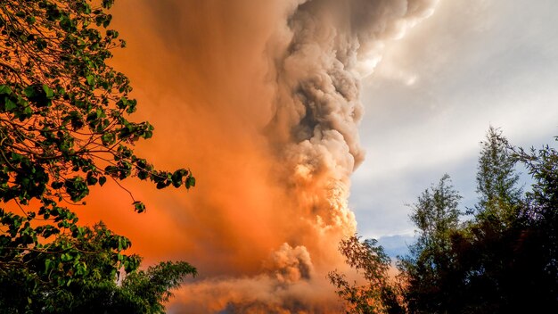 Foto fumaça emitida por uma montanha vulcânica contra o céu