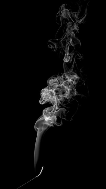 Foto fumaça leve abstrata sobre um fundo escuro