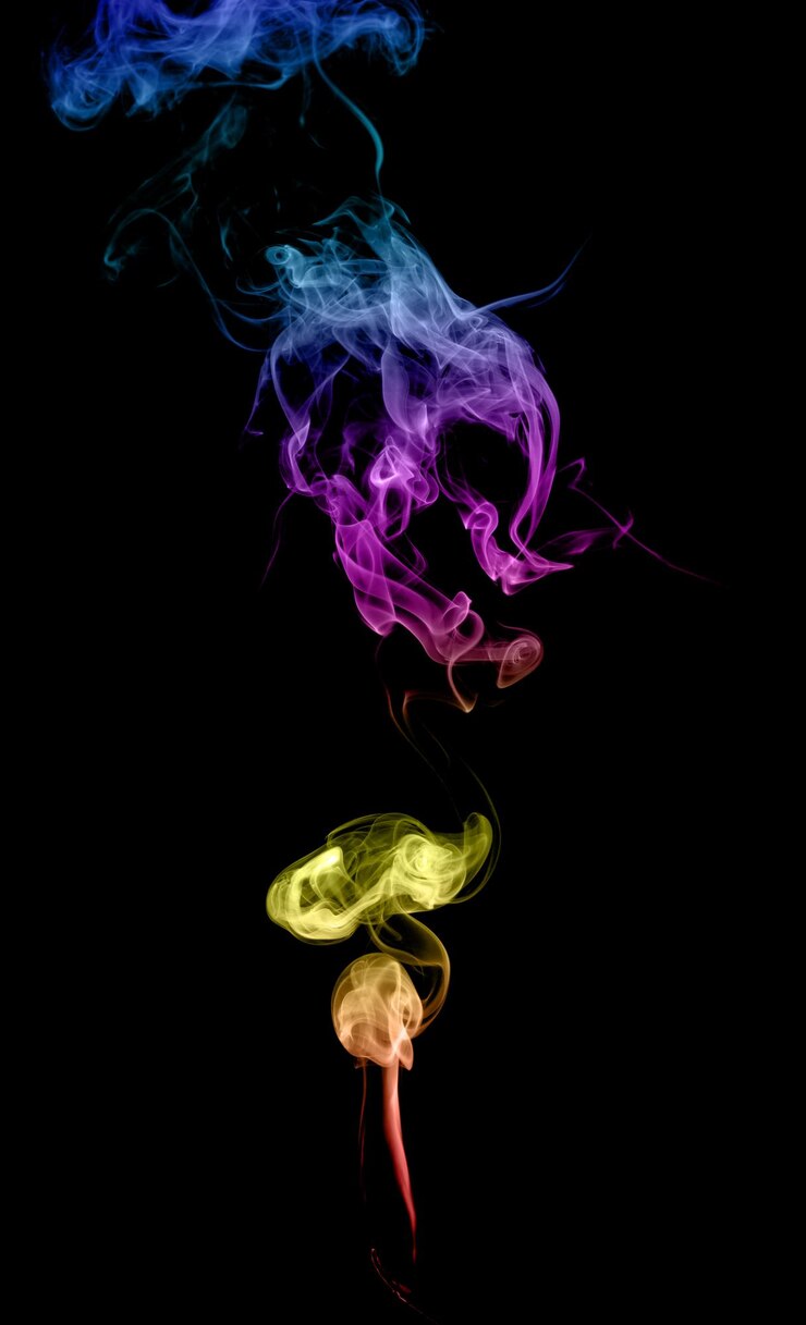 Foto fumaça multicolorida abstrata em um fundo escuro