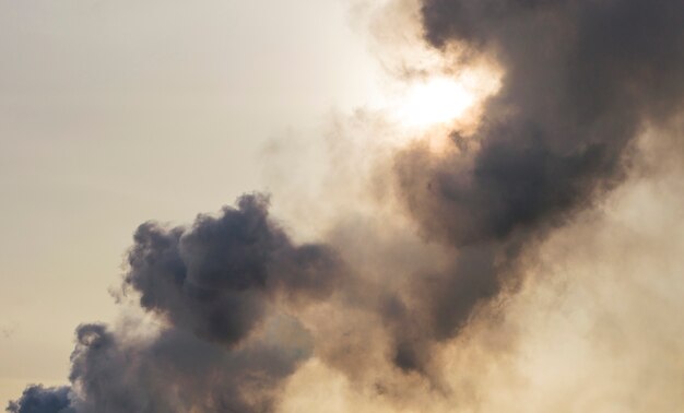 Fumaça negra contra o céu