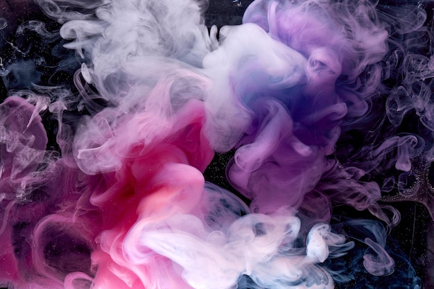 Fumaça roxa em fundo de tinta preta, névoa colorida, oceano abstrato turbulento mar roxo, pigmento de tinta acrílica subaquático