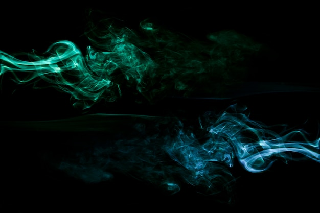 Fumaça verde e azul realista sobre fundo preto