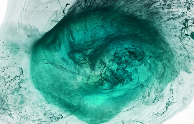 Fumaça verde sobre fundo de tinta branca neblina colorida abstrata rodando esmeralda oceano oceano pigmento de tinta acrílica subaquática