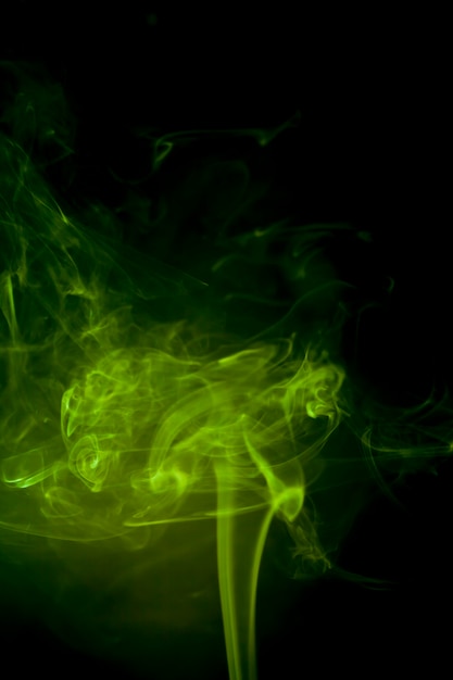 Fumaça verde sobre fundo preto.