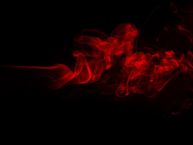 Foto fumaça vermelha no design de fogo de fundo preto