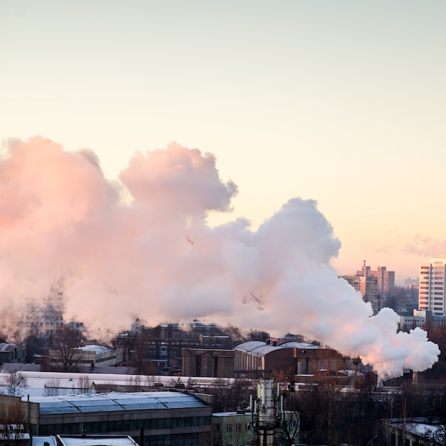 Fumando chaminés industriais ao amanhecer. conceito de proteção ambiental