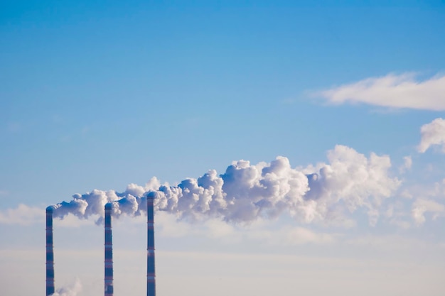 Foto fumar chaminés contra o céu azul