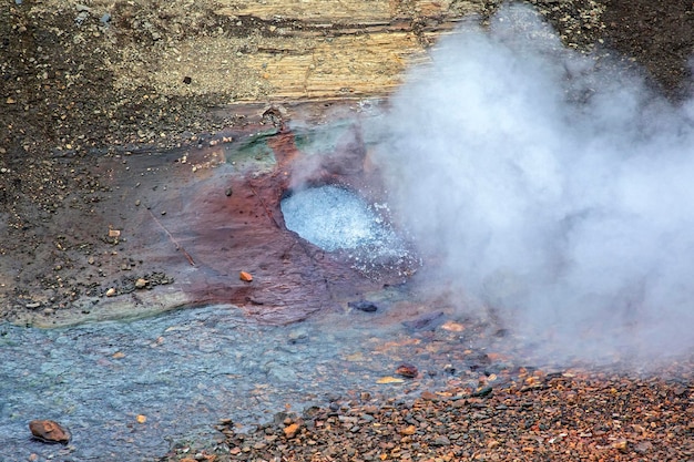 Fumar gêiseres nas montanhas da islândia