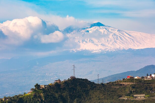 Fumar nevados del volcán Etna al amanecer, visto desde Taormina, Sicilia