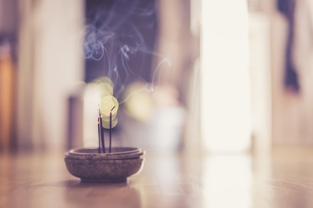 Foto fumar y oler varitas de incienso en casa feng shui copiar espacio