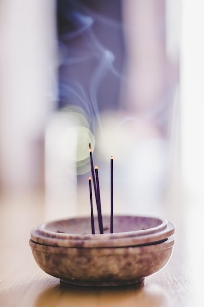 Foto fumar y oler varitas de incienso en casa feng shui copiar espacio