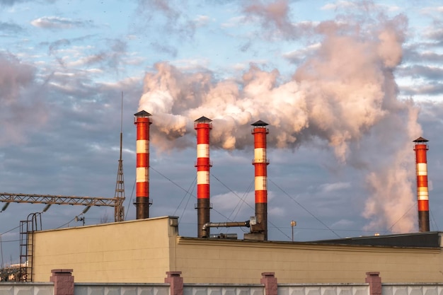 Fumar pipa fábrica humo de pipas contra el cielo