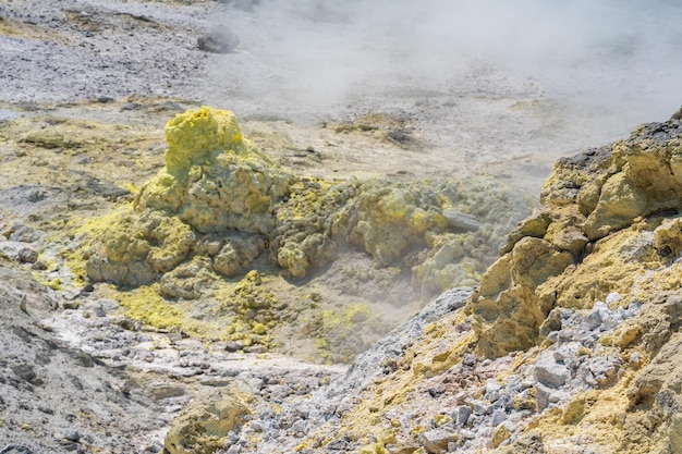 Fumar solfatara en un campo de fumarolas en la ladera del volcán Mendeleev