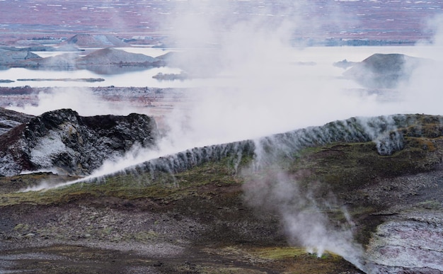 Fumarolas sobre las colinas del lago myvatn