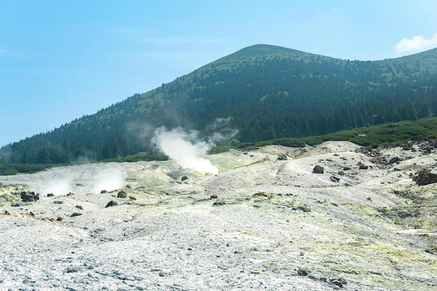 Fumarole-Feld am Hang des Mendeleev-Vulkans Insel Kunaschir