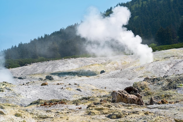 Fumarole-Feld am Hang des Mendeleev-Vulkans Insel Kunaschir