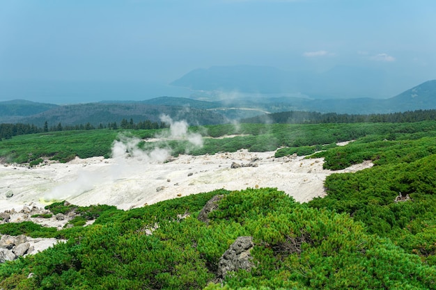 Fumarolenfeld am Hang des Vulkans Mendeleev auf der Insel Kunaschir mit Blick auf den Ozean im Dunst