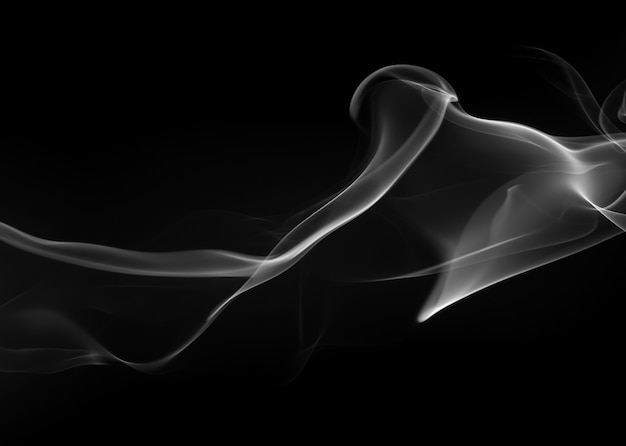 Fume el incienso blanco sobre un fondo negro. concepto de oscuridad