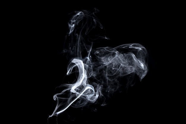 Fumo abstrato, branco, isolado no preto