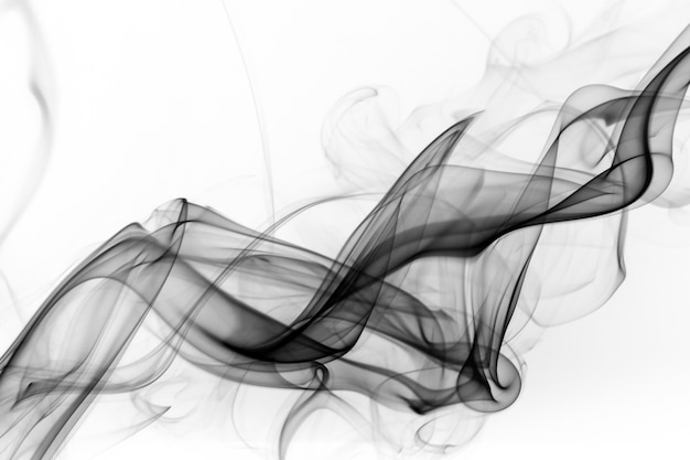 Fumo preto abstrato sobre fundo branco, design de fogo