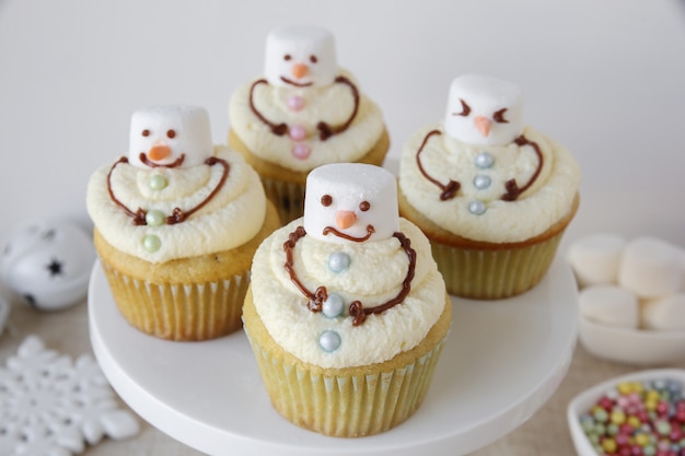 Fun hausgemachte Schneemann Cupcakes schmelzen