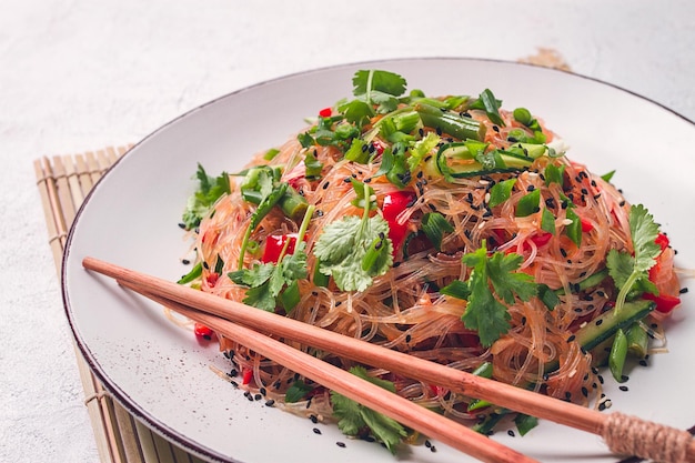 Funchosa ensalada coreana con verduras hecha en casa sin gente