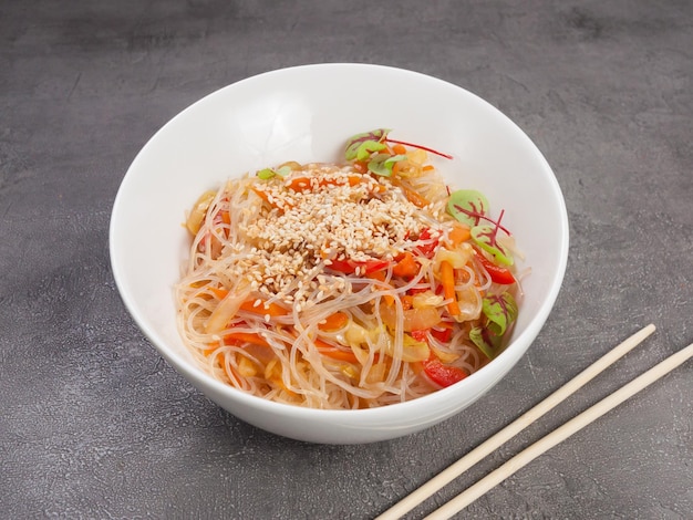 Funchosa mit Gemüse ist ein heißes asiatisches Gericht Konzept Vegetarismus