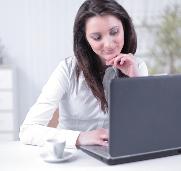 Funcionária amigável sentada em sua mesa