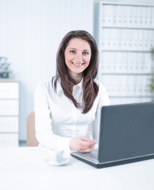 Funcionária amigável sentada em sua mesa