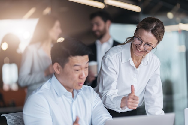 Funcionária sorridente discutindo projeto on-line mostrando apresentação para líder de equipe qualificado