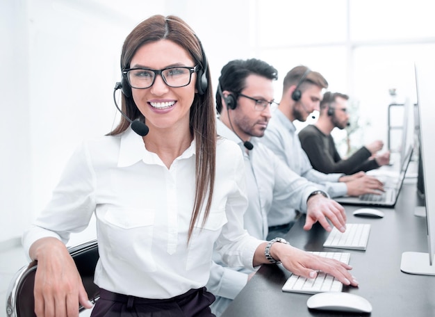 Funcionário de call center sorridente trabalha em um escritório moderno