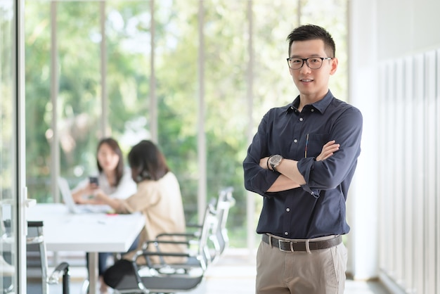 Funcionário de negócios gosta e fica feliz em trabalhar no escritório da empresa com atitude positiva.