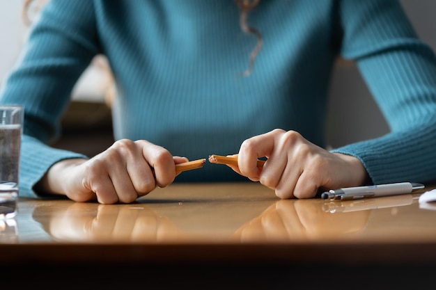 Funcionário indignado quebrando lápis no local de trabalho empresária zangada sofre de colapso nervoso