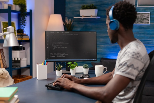 Funcionário programador afro-americano programando código de negócios