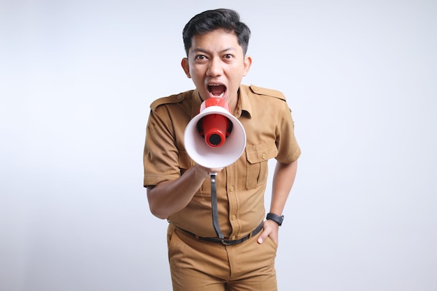 Funcionário público vestindo uniforme anunciando informações usando megafone em fundo cinzento