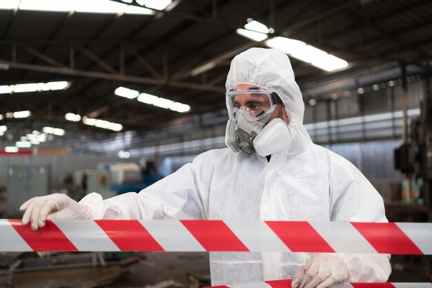 Foto los funcionarios de áreas restringidas emplean rayas blancas y rojas para bloquear el área donde se produce una fuga de sustancias químicas para evitar que las personas entren en contacto con sustancias químicas potencialmente peligrosas