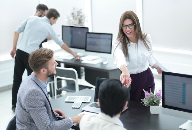 Funcionários bem-sucedidos no local de trabalho em um escritório moderno o conceito de trabalho em equipe