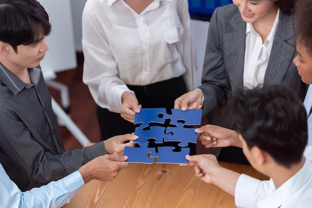 Foto funcionários corporativos conectando peças de quebra-cabeça na mesa de concórdia