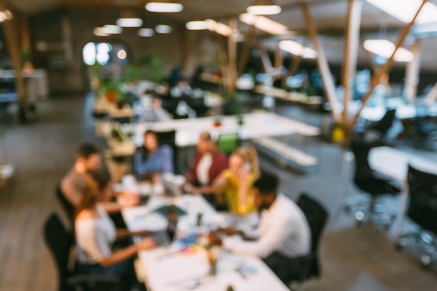 Funcionários corporativos trabalhando no local de coworking foto desfocada