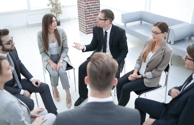 Funcionários da empresa sentados em círculo e discutindo problemas de trabalho