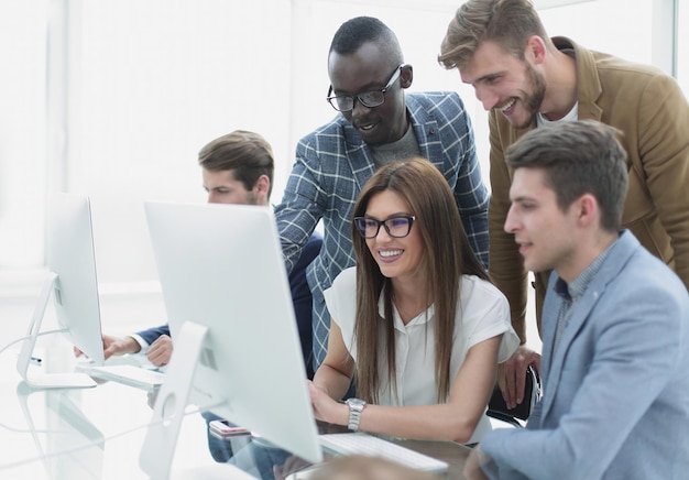 Foto funcionários da empresa trabalhando em desenvolvimento de software e escritório de designconcentração total no trabalho