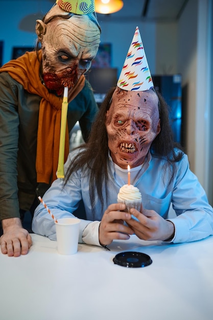 Funcionários de zumbi felicitam colega com aniversário