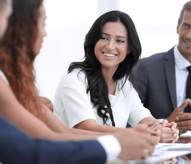 Funcionários discutem questões de trabalho