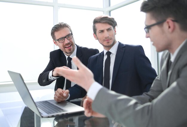 Funcionários discutindo o plano de negócios sentado na mesa do escritório