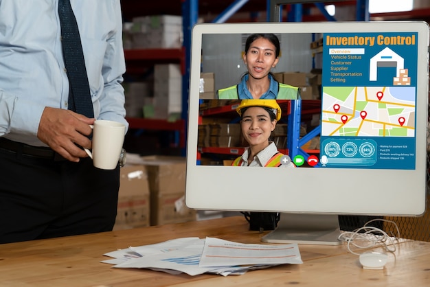 Funcionários do armazém falando em videochamada na tela do computador no armazém de armazenamento