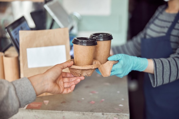 Funcionários do café servindo refeição para o cliente dentro de casa