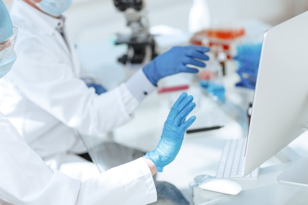 funcionários do laboratório científico testando sangue em laboratório