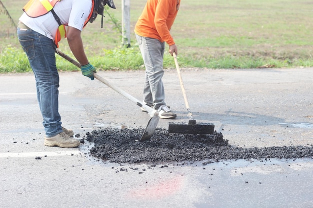 Los funcionarios están reparando el camino.